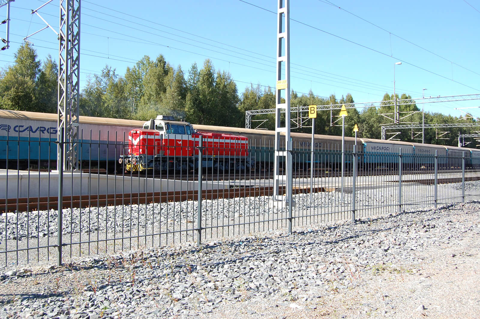Aitaamisen tarkoituksena on estää putoamista sekä rajoittaa pääsyä liikenneväylälle.