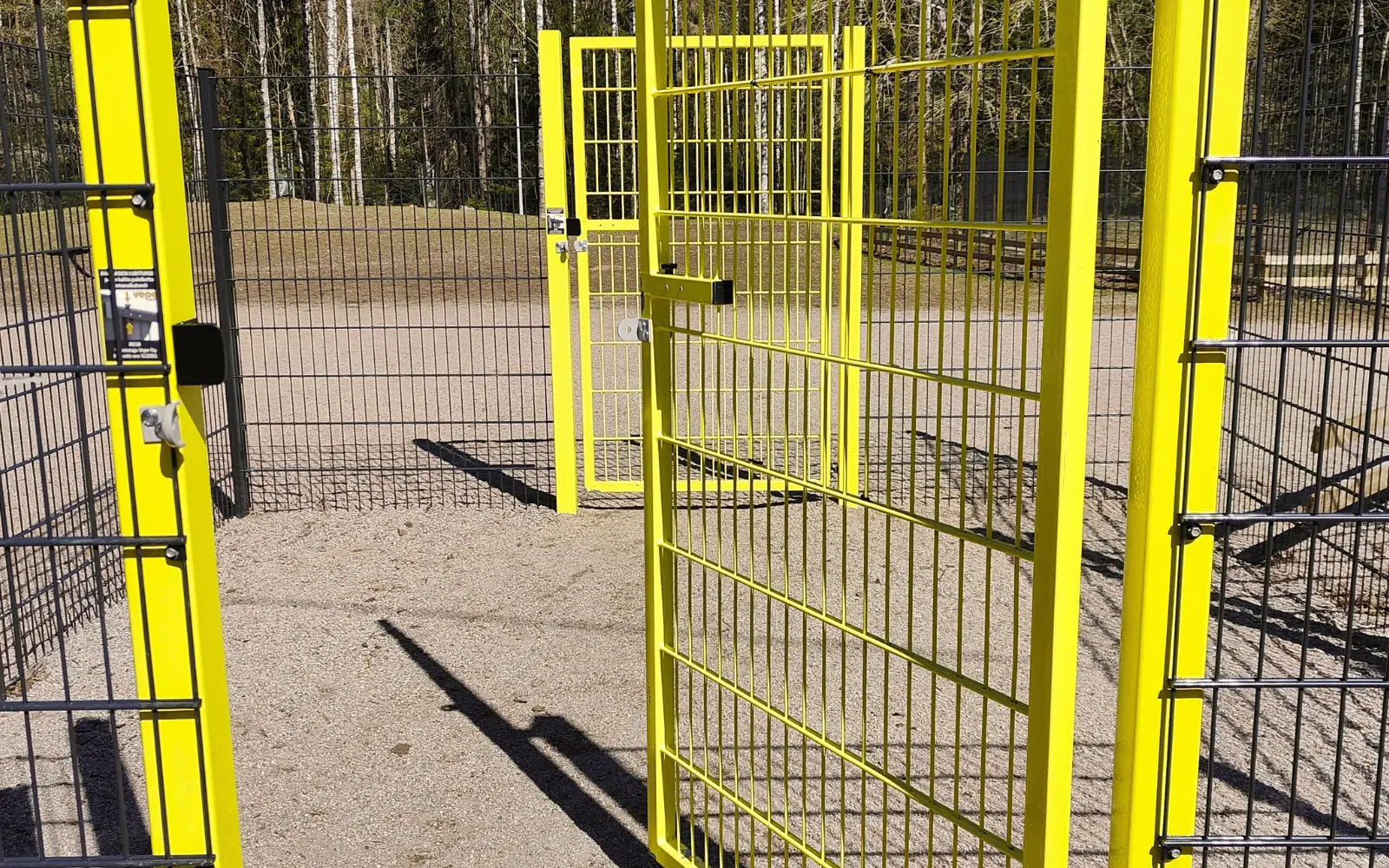 Koirapuiston portti ja tuulikaappi